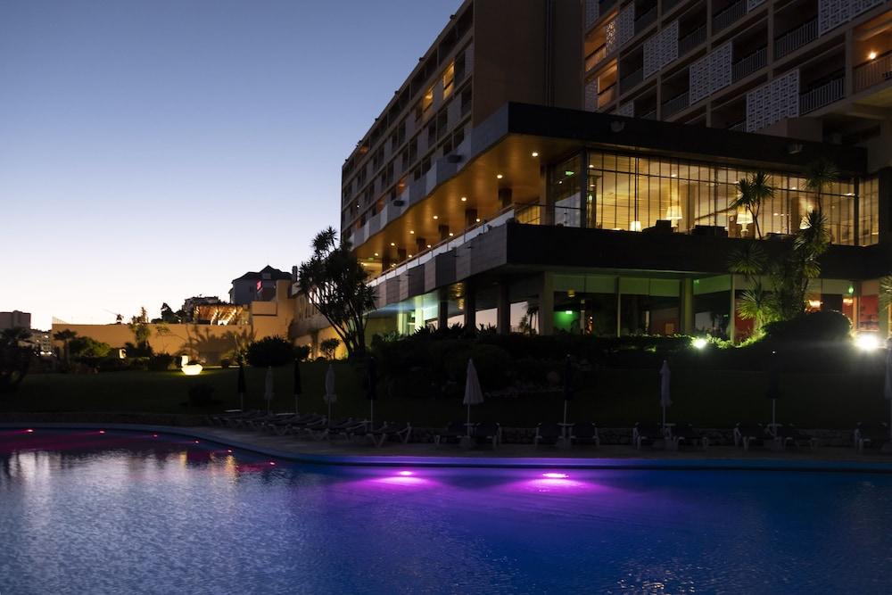 Algarve Casino Hotel Портиман Екстериор снимка The hotel at night