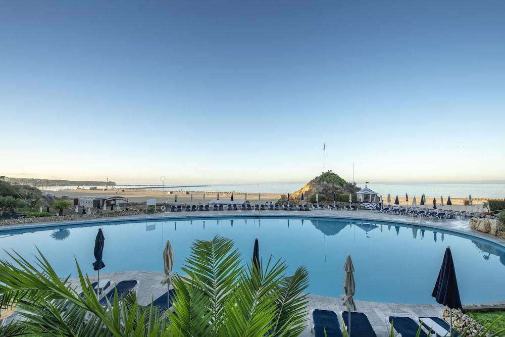 Algarve Casino Hotel Портиман Екстериор снимка The pool at the hotel