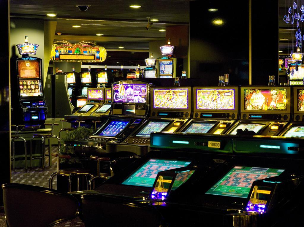 Algarve Casino Hotel Портиман Екстериор снимка A row of pachinko machines