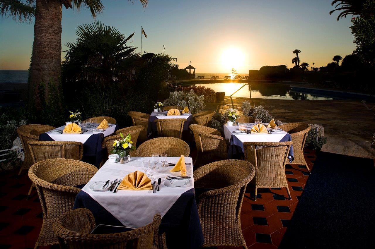 Algarve Casino Hotel Портиман Ресторант снимка Sunset at the Hotel