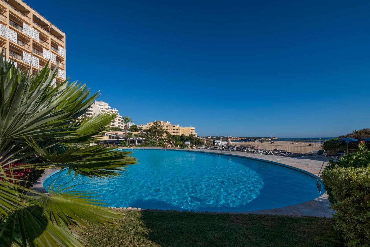 Algarve Casino Hotel Портиман Екстериор снимка The pool at the hotel