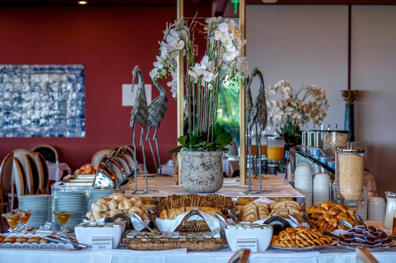Algarve Casino Hotel Портиман Екстериор снимка A buffet at a hotel